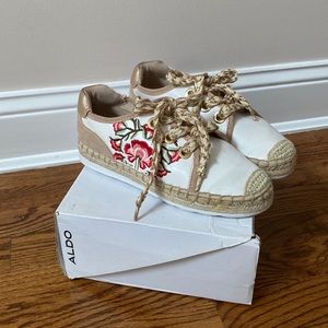 Leather sneakers/embroidered on sides